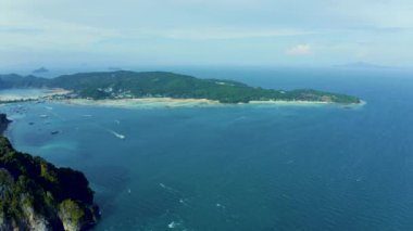 Phi Phi, Maya plajı mavi turkuaz deniz suyu, dağ tepeleri ve tropikal yeşil orman ağaçları günbatımında Andaman denizi ile yaz aylarında Phuket adasında, Tayland seyahatinde. Doğa.