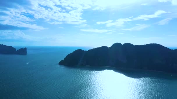 Luchtfoto van Phi Phi, Maya strand met blauw turquoise zeewater, berg heuvels, en tropische groene wouden bomen bij zonsondergang met Andaman zee in Phuket eiland in de zomer, Thailand in reis. Natuur. — Stockvideo