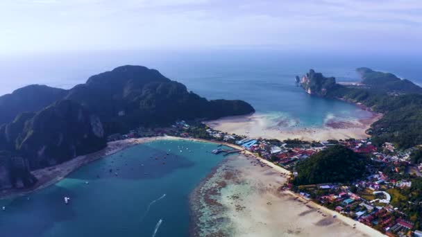 夏にプーケット島のアンダマン海と夕日で青いターコイズブルーの海、山の丘、熱帯緑の森の木々とピピ、マヤのビーチの空中ビュー、タイ旅行で。自然. — ストック動画