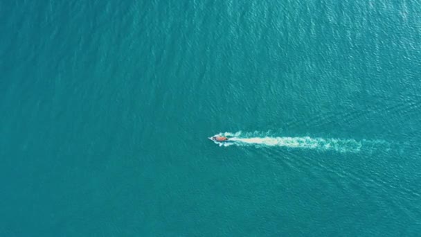 Flygfoto över Long Tail Båtar flyter på kristallvatten längs sandstranden i Thailand.Sommar antenn Visa bilder i 4k. — Stockvideo