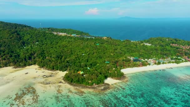 Vista aerea di Phi Phi, spiaggia Maya con acqua di mare turchese blu, colline di montagna e alberi di foresta verde tropicale al tramonto con il mare delle Andamane nell'isola di Phuket in estate, Thailandia in viaggio. Natura . — Video Stock