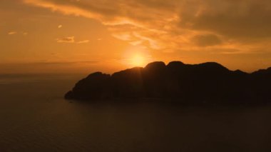 Phi Phi Adaları panoraması, Krabi Eyaleti, Tayland / Tayland. Deniz ve adalar üzerinde muhteşem bir gün batımı. Tropiklerde inanılmaz bir alacakaranlık ve sakin Hint okyanusu. Havadan