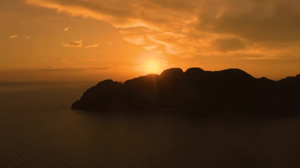 The panorama of the Phi Phi Islands, Krabi Province, Thailand/Thai. Spectacular color sunset over the sea and Islands. Amazing twilight in the tropics and the calm Indian ocean. Aerial — Stock Video