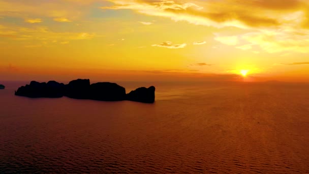 The panorama of the Phi Phi Islands, Krabi Province, Thailand/Thai. Spectacular color sunset over the sea and Islands. Amazing twilight in the tropics and the calm Indian ocean. Aerial — Stock Video