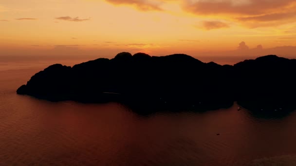 Increíble puesta de sol colorida detrás de una isla. Ko Phi Phi Tailandia al atardecer. Antena — Vídeo de stock