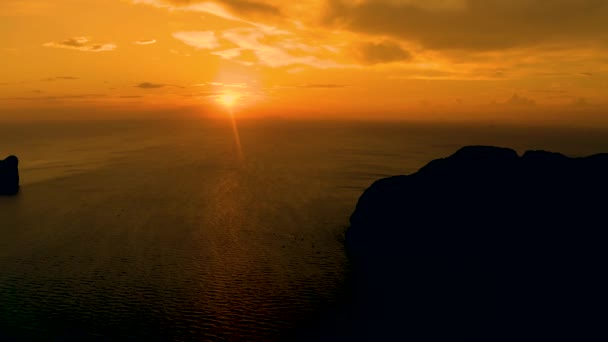 The panorama of the Phi Phi Islands, Krabi Province, Thailand / Thai. Спектакльный цветной закат над морем и островами. Удивительные сумерки в тропиках и спокойный Индийский океан. Воздушный — стоковое видео