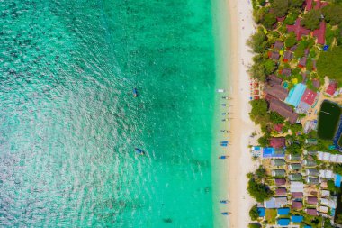 Yukarıdan bakıldığında, çarpıcı bir tropik hava manzarası var.