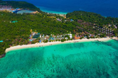 Yukarıdan bakıldığında, çarpıcı bir tropik hava manzarası var.