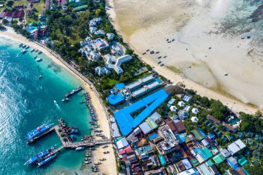 Tropikal ada limanının serinletici sakin görüntüsü