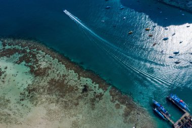 Tropikal ada limanının serinletici sakin görüntüsü