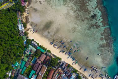 Güzel bir yaz günü, işlek bir cennet adası limanında uçuyorum. 