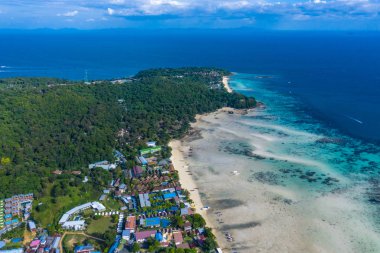 Güzel bir yaz günü, işlek bir cennet adası limanında uçuyorum. 