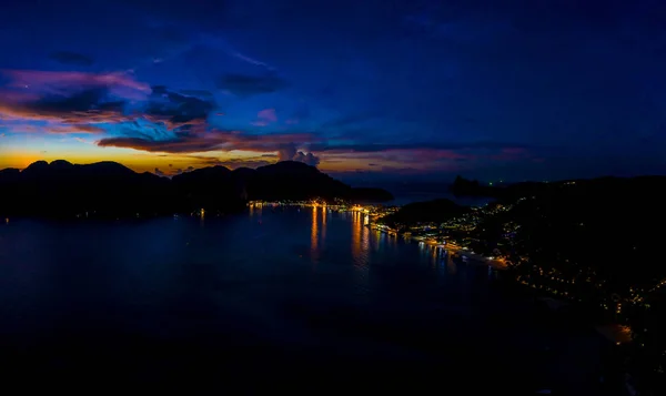 Вид згори на Пхі Пхі, Майя пляж з блакитною бірюзовою морською водою., — стокове фото
