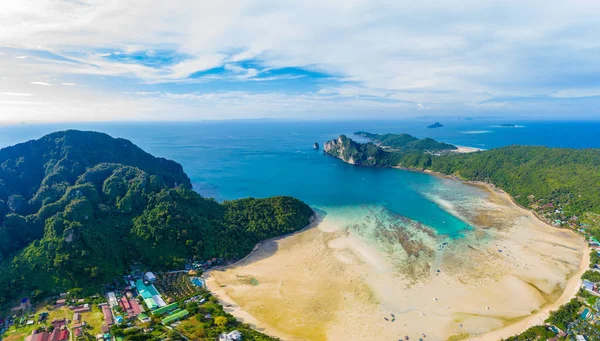 Aerial view of Phi Phi, Maya beach with blue turquoise seawater, — Stock Photo, Image