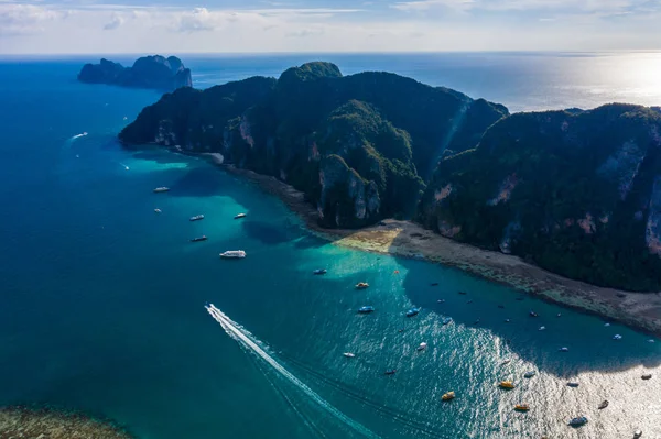 Vista aérea de Phi Phi, playa Maya con agua de mar azul turquesa, —  Fotos de Stock