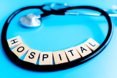 Sağlık kontrolü konsepti, steteskoplu Doktor 'un çalışma alanı. Ve Tahta Hastane tabelası