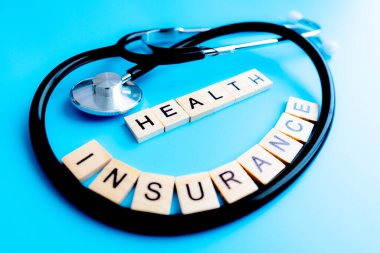 Steteskoplu sağlık sigortası kelimesi. Sağlık konsepti. Tıbbi kavramsal. Sigorta belgesi
