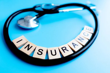 Steteskoplu sağlık sigortası kelimesi. Sağlık konsepti. Tıbbi kavramsal. Sigorta belgesi