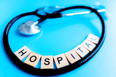 Sağlık kontrolü konsepti, steteskoplu Doktor 'un çalışma alanı. Ve Tahta Hastane tabelası