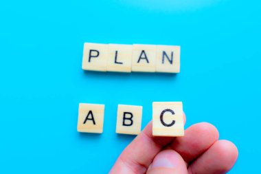 Ahşap harfler B C planlar, iş konsepti, mavi arka plan, üst manzara. El işaretleri