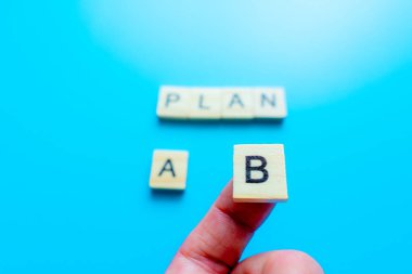 Ahşap harfler B C planlar, iş konsepti, mavi arka plan, üst manzara. El işaretleri