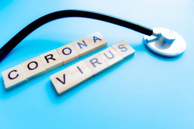 Arka plandaki akciğer röntgeninde COVID-19 Coronavirus yazılı stetoskop veya fonendoskop. Coronavirus 'tan koruma kavramı. Yakın çekim, seçici odaklanma
