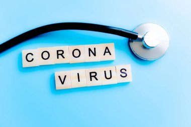 Arka plandaki akciğer röntgeninde COVID-19 Coronavirus yazılı stetoskop veya fonendoskop. Coronavirus 'tan koruma kavramı. Yakın çekim, seçici odaklanma