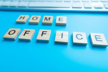 Ev işleri ev yapımı ahşap harflerle yapılır. Ve klavye arka plan mavisinin yanında.