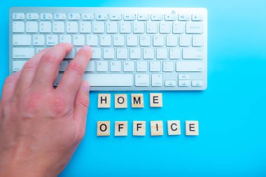 Ev işleri ev yapımı ahşap harflerle yapılır. Ve klavye arka plan mavisinin yanında.