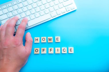 Ev işleri ev yapımı ahşap harflerle yapılır. Ve klavye arka plan mavisinin yanında.