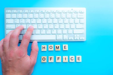 Ev işleri ev yapımı ahşap harflerle yapılır. Ve klavye arka plan mavisinin yanında.