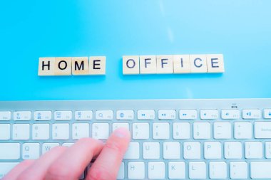 Ev işleri ev yapımı ahşap harflerle yapılır. Ve klavye arka plan mavisinin yanında.