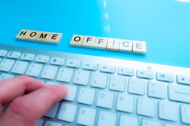 Ev işleri ev yapımı ahşap harflerle yapılır. Ve klavye arka plan mavisinin yanında.