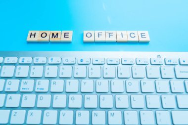 Ev işleri ev yapımı ahşap harflerle yapılır. Ve klavye arka plan mavisinin yanında.