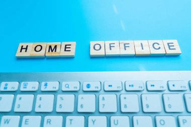 Ev işleri ev yapımı ahşap harflerle yapılır. Ve klavye arka plan mavisinin yanında.