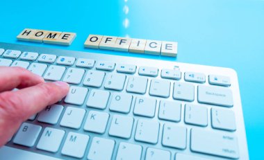 Ev işleri ev yapımı ahşap harflerle yapılır. Ve klavye arka plan mavisinin yanında.