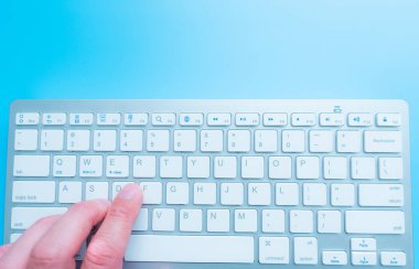 Ellerini klavyenin üzerine koy.