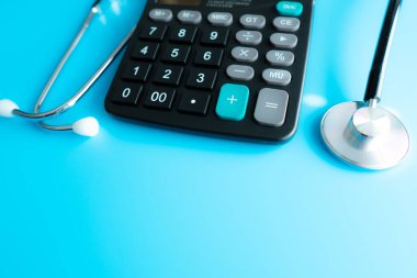 Mali sağlık kontrolü veya sağlık hizmetlerinin maliyeti hakkında hesap makinesi ve steteskop