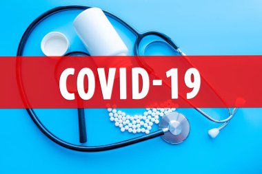 Covid-19 - Coronavirus hastalığı - 2019-ncov, Wuhan Corona virüsü. Stetoskop yakın plan fotoğraf. Yazı Coronovirus Covid-19.