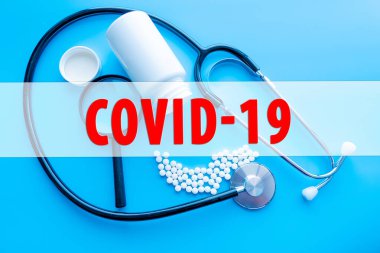 Steteskoplu COVID-19 metni ve siyah arka planda kan örneği vakum tüpü. Covid-19 veya Coronavirus Kavramı