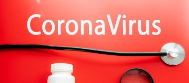 Kırmızı pastel arka planda Coronavirus şırınga gözlüğü ve steteskop ifadesi. Roman Coronavirus 2019-nCoV MERS-Cov Covid-19 Orta Doğu Solunum Sendromu Coronavirus virüs aşısı konsepti