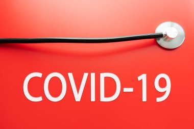 Covid-19 - Coronavirus hastalığı - 2019-ncov, Wuhan Corona virüsü. Stetoskop yakın plan fotoğraf. Yazı Coronovirus Covid-19.
