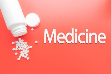 Haplar ilaç şişesinden dökülüyor ve kırmızıda izole ediliyor. Kopyalama alanı ile Medicine Metin Üst görünümü. Tıp konsepti