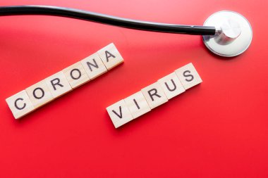 Kırmızı pastel arka planda Coronavirus şırınga gözlüğü ve steteskop ifadesi. Roman Coronavirus 2019-nCoV MERS-Cov Covid-19 Orta Doğu Solunum Sendromu Coronavirus virüs aşısı konsepti