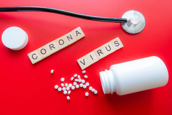 Zwrot Tekstowy Okulary Strzykawkowe Coronavirus Stetoskop Czerwonym Pastelowym Tle Nowa — Zdjęcie stockowe