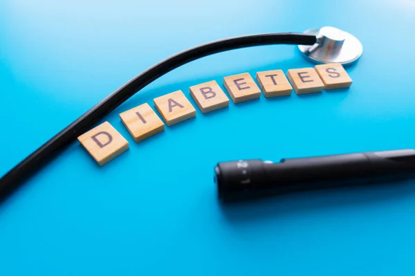 伍登文字糖尿病 糖尿病的概念 注射器 糖表或葡萄糖计 粉红背景听诊器 医疗和复印空间 — 图库照片