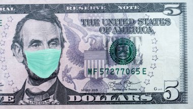 Birleşik Devletler 'de Coronavirus. Karantina ve küresel durgunluk. Enfeksiyona karşı yüz maskesi takılı 5 Amerikan doları. Corona virüsü salgını ve salgını küresel ekonomiyi vurdu. Montaj. Kavram