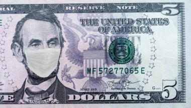 Birleşik Devletler 'de Coronavirus. Karantina ve küresel durgunluk. Enfeksiyona karşı yüz maskesi takılı 5 Amerikan doları. Corona virüsü salgını ve salgını küresel ekonomiyi vurdu. Montaj. Kavram