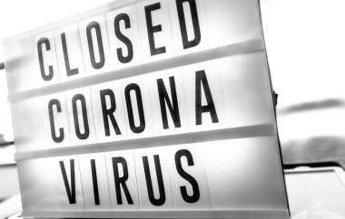 CoronaVirüs salgını için kapalı şirketler perakende mağazasının arka planında kapanış işareti. Hükümetin restoranları, alışveriş merkezlerini kapatması, temel olmayan hizmetler.