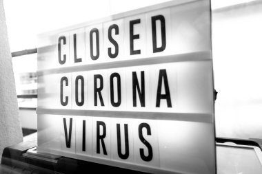 CoronaVirüs salgını için kapalı şirketler perakende mağazasının arka planında kapanış işareti. Hükümetin restoranları, alışveriş merkezlerini kapatması, temel olmayan hizmetler.